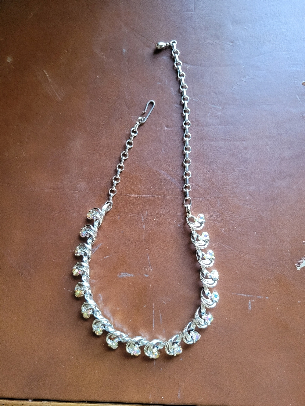 BEAUTIFUL VINTAGE SILVER TONE NECKLACE WITH RHINESTONE DETAILS